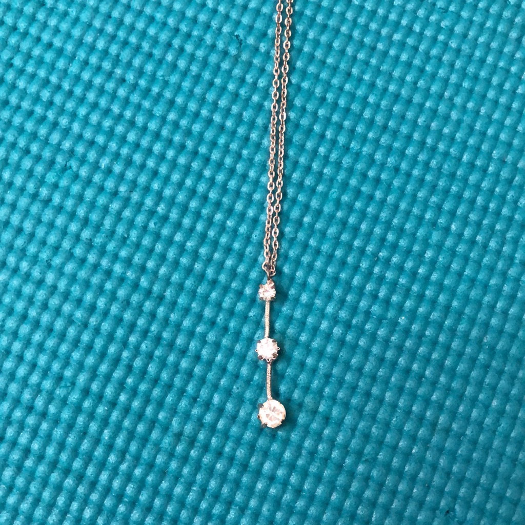 Claire’s Sparkly Three Stone Necklace